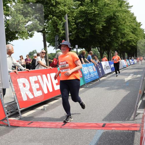 15.06.2025 - REWE Women's Run Strokosch-Dieckow http://msf.ph/oto/7939372 15.06.2025 11:15:03 Ziel 5322, 5481 meine-sportfotos.de