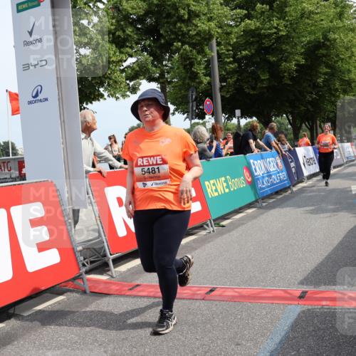 15.06.2025 - REWE Women's Run Strokosch-Dieckow http://msf.ph/oto/7939382 15.06.2025 11:15:03 Ziel 5322, 5481 meine-sportfotos.de