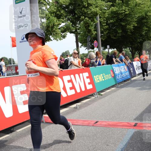 15.06.2025 - REWE Women's Run Strokosch-Dieckow http://msf.ph/oto/7939390 15.06.2025 11:15:04 Ziel 5322, 5481 meine-sportfotos.de