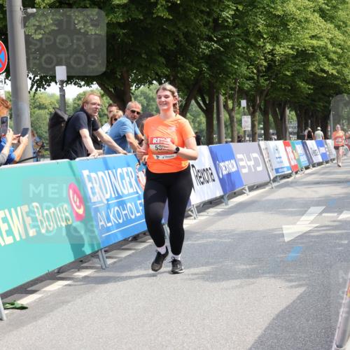 15.06.2025 - REWE Women's Run Strokosch-Dieckow http://msf.ph/oto/7939402 15.06.2025 11:15:05 Ziel 5322, 5481 meine-sportfotos.de