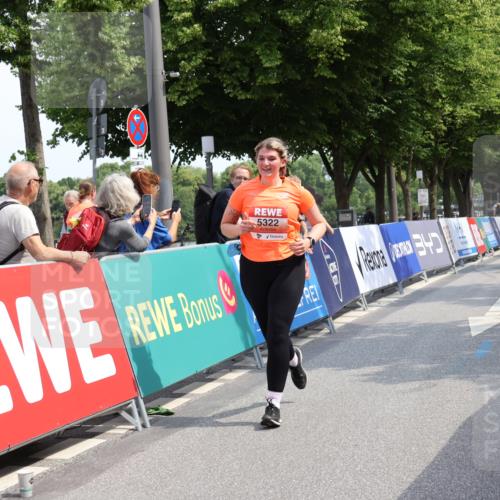 15.06.2025 - REWE Women's Run Strokosch-Dieckow http://msf.ph/oto/7939412 15.06.2025 11:15:06 Ziel 5322, 5481 meine-sportfotos.de