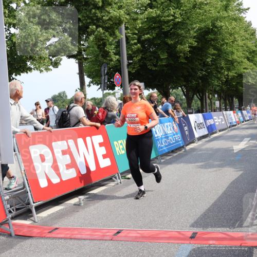 15.06.2025 - REWE Women's Run Strokosch-Dieckow http://msf.ph/oto/7939422 15.06.2025 11:15:06 Ziel 5322, 5481 meine-sportfotos.de