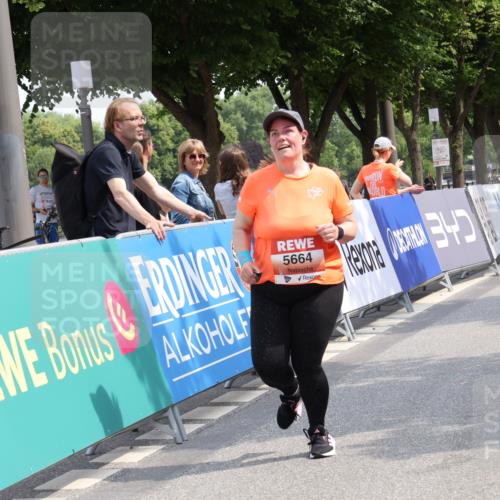 15.06.2025 - REWE Women's Run Strokosch-Dieckow http://msf.ph/oto/7939616 15.06.2025 11:15:41 Ziel 5463, 5664 meine-sportfotos.de