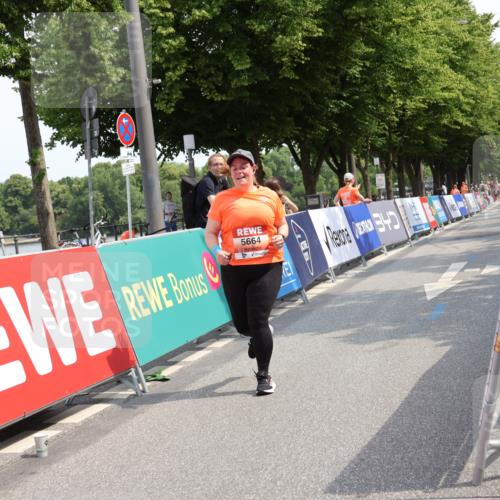 15.06.2025 - REWE Women's Run Strokosch-Dieckow http://msf.ph/oto/7939629 15.06.2025 11:15:42 Ziel 5463, 5664 meine-sportfotos.de