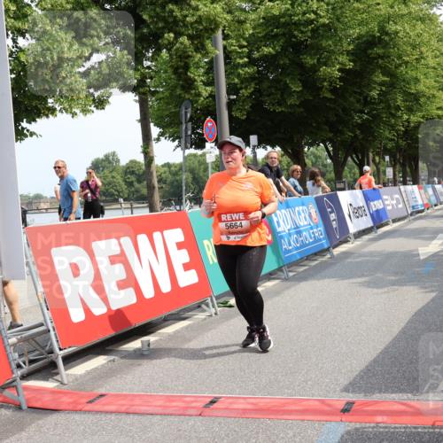 15.06.2025 - REWE Women's Run Strokosch-Dieckow http://msf.ph/oto/7939642 15.06.2025 11:15:42 Ziel 5463, 5664 meine-sportfotos.de