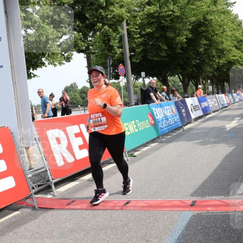 15.06.2025 - REWE Women's Run Strokosch-Dieckow http://msf.ph/oto/7939656 15.06.2025 11:15:43 Ziel 5463, 5664 meine-sportfotos.de