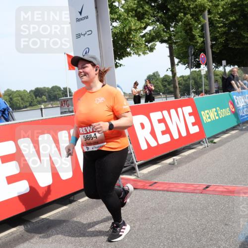 15.06.2025 - REWE Women's Run Strokosch-Dieckow http://msf.ph/oto/7939668 15.06.2025 11:15:43 Ziel 5463, 5664 meine-sportfotos.de