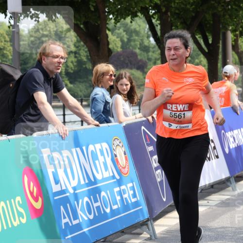15.06.2025 - REWE Women's Run Strokosch-Dieckow http://msf.ph/oto/7939680 15.06.2025 11:16:03 Ziel 5561 meine-sportfotos.de