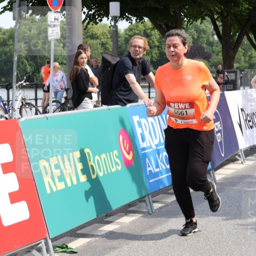 15.06.2025 - REWE Women's Run Strokosch-Dieckow http://msf.ph/oto/7939689 15.06.2025 11:16:04 Ziel 5487, 5561, 5610 meine-sportfotos.de