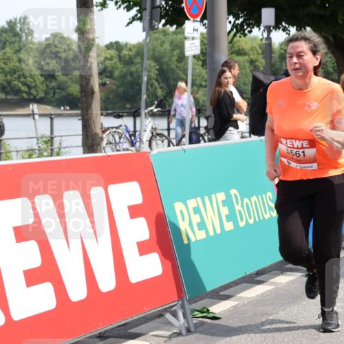 15.06.2025 - REWE Women's Run Strokosch-Dieckow http://msf.ph/oto/7939695 15.06.2025 11:16:04 Ziel 5487, 5561, 5610 meine-sportfotos.de