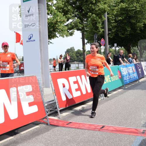 15.06.2025 - REWE Women's Run Strokosch-Dieckow http://msf.ph/oto/7939719 15.06.2025 11:16:05 Ziel 5487, 5561, 5610 meine-sportfotos.de