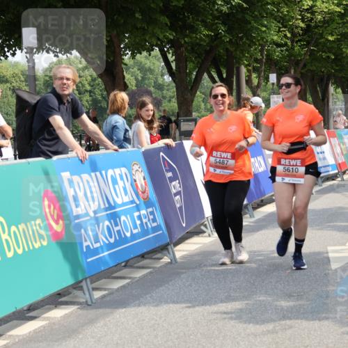 15.06.2025 - REWE Women's Run Strokosch-Dieckow http://msf.ph/oto/7939738 15.06.2025 11:16:07 Ziel 5487, 5561, 5610 meine-sportfotos.de