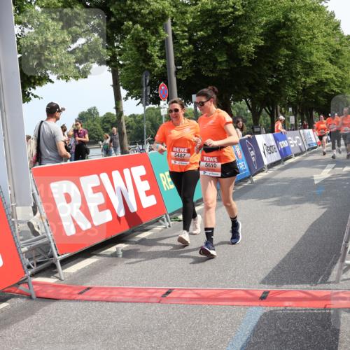 15.06.2025 - REWE Women's Run Strokosch-Dieckow http://msf.ph/oto/7939767 15.06.2025 11:16:10 Ziel 5118, 5172, 5289, 5487, 5561, 5610 meine-sportfotos.de