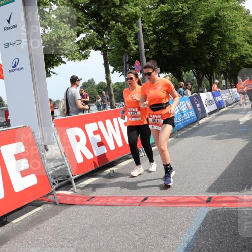 15.06.2025 - REWE Women's Run Strokosch-Dieckow http://msf.ph/oto/7939781 15.06.2025 11:16:10 Ziel 5118, 5172, 5289, 5487, 5561, 5610 meine-sportfotos.de