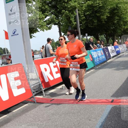 15.06.2025 - REWE Women's Run Strokosch-Dieckow http://msf.ph/oto/7939791 15.06.2025 11:16:10 Ziel 5118, 5172, 5289, 5487, 5561, 5610 meine-sportfotos.de