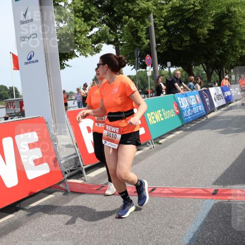 15.06.2025 - REWE Women's Run Strokosch-Dieckow http://msf.ph/oto/7939805 15.06.2025 11:16:11 Ziel 5118, 5172, 5289, 5487, 5561, 5610 meine-sportfotos.de