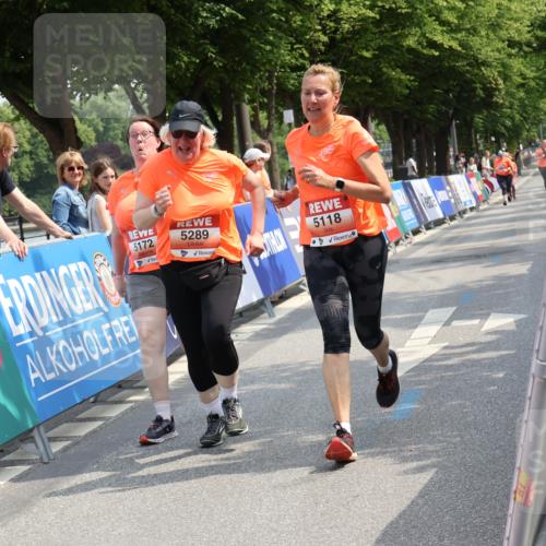15.06.2025 - REWE Women's Run Strokosch-Dieckow http://msf.ph/oto/7939812 15.06.2025 11:16:13 Ziel 5118, 5172, 5289, 5487, 5610 meine-sportfotos.de