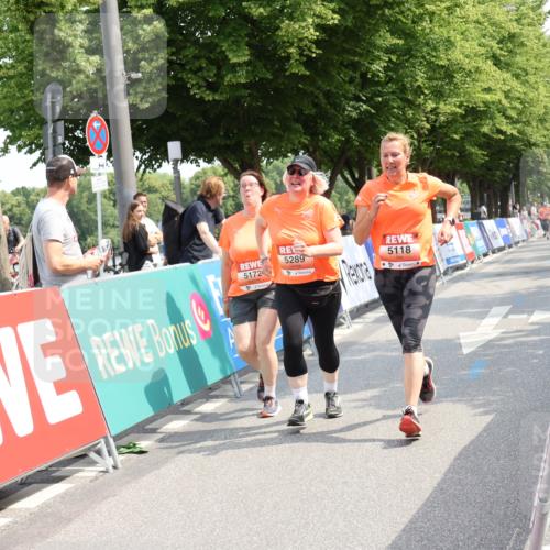 15.06.2025 - REWE Women's Run Strokosch-Dieckow http://msf.ph/oto/7939828 15.06.2025 11:16:13 Ziel 5118, 5172, 5289, 5487, 5610 meine-sportfotos.de