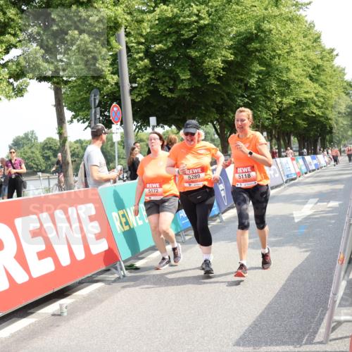 15.06.2025 - REWE Women's Run Strokosch-Dieckow http://msf.ph/oto/7939840 15.06.2025 11:16:13 Ziel 5118, 5172, 5289, 5487, 5610 meine-sportfotos.de