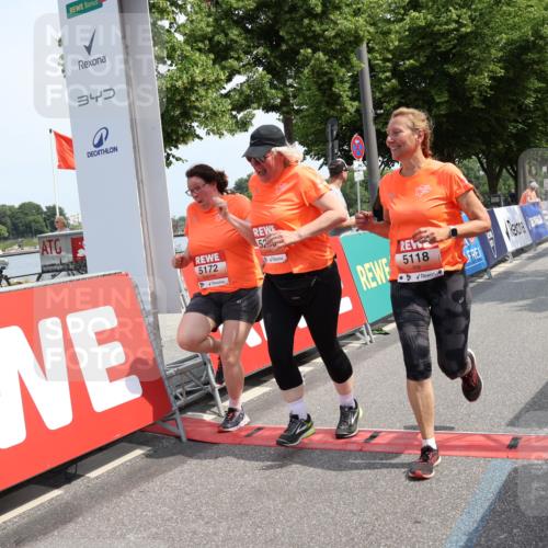 15.06.2025 - REWE Women's Run Strokosch-Dieckow http://msf.ph/oto/7939865 15.06.2025 11:16:14 Ziel 5118, 5172, 5289, 5487, 5610 meine-sportfotos.de