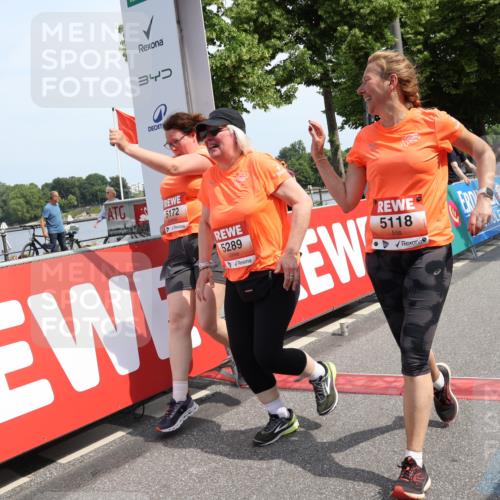 15.06.2025 - REWE Women's Run Strokosch-Dieckow http://msf.ph/oto/7939874 15.06.2025 11:16:15 Ziel 5118, 5172, 5289, 5487, 5610 meine-sportfotos.de