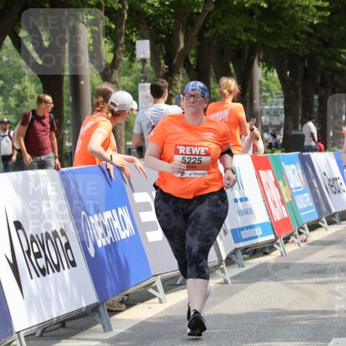 15.06.2025 - REWE Women's Run Strokosch-Dieckow http://msf.ph/oto/7939886 15.06.2025 11:16:25 Ziel 5225, 5592 meine-sportfotos.de
