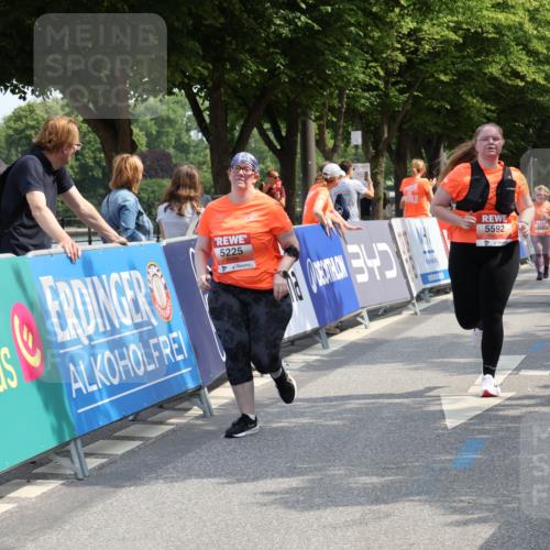 15.06.2025 - REWE Women's Run Strokosch-Dieckow http://msf.ph/oto/7939921 15.06.2025 11:16:27 Ziel 5225, 5592 meine-sportfotos.de