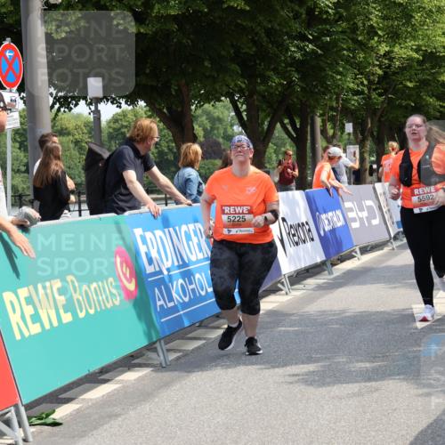 15.06.2025 - REWE Women's Run Strokosch-Dieckow http://msf.ph/oto/7939929 15.06.2025 11:16:28 Ziel 5225, 5592 meine-sportfotos.de