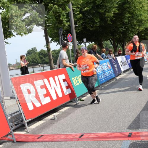 15.06.2025 - REWE Women's Run Strokosch-Dieckow http://msf.ph/oto/7939957 15.06.2025 11:16:29 Ziel 5225, 5592 meine-sportfotos.de