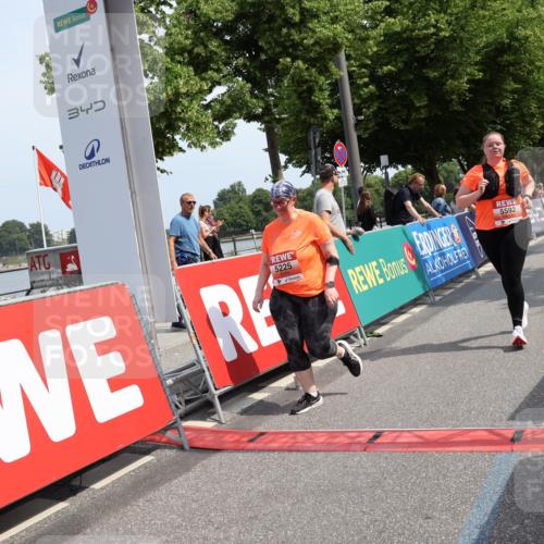 15.06.2025 - REWE Women's Run Strokosch-Dieckow http://msf.ph/oto/7939975 15.06.2025 11:16:29 Ziel 5225, 5592 meine-sportfotos.de