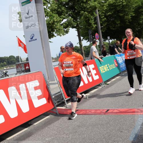 15.06.2025 - REWE Women's Run Strokosch-Dieckow http://msf.ph/oto/7939986 15.06.2025 11:16:30 Ziel 5225, 5592 meine-sportfotos.de
