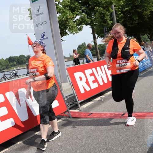 15.06.2025 - REWE Women's Run Strokosch-Dieckow http://msf.ph/oto/7940006 15.06.2025 11:16:30 Ziel 5225, 5592 meine-sportfotos.de
