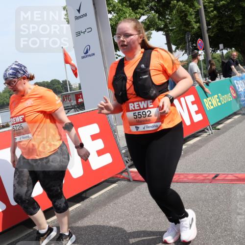 15.06.2025 - REWE Women's Run Strokosch-Dieckow http://msf.ph/oto/7940020 15.06.2025 11:16:31 Ziel 5225, 5592 meine-sportfotos.de