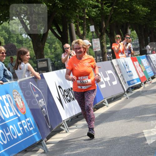 15.06.2025 - REWE Women's Run Strokosch-Dieckow http://msf.ph/oto/7940038 15.06.2025 11:16:36 Ziel 5225, 5533, 5592 meine-sportfotos.de