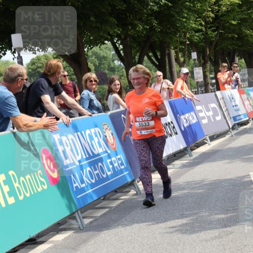 15.06.2025 - REWE Women's Run Strokosch-Dieckow http://msf.ph/oto/7940060 15.06.2025 11:16:38 Ziel 5533 meine-sportfotos.de