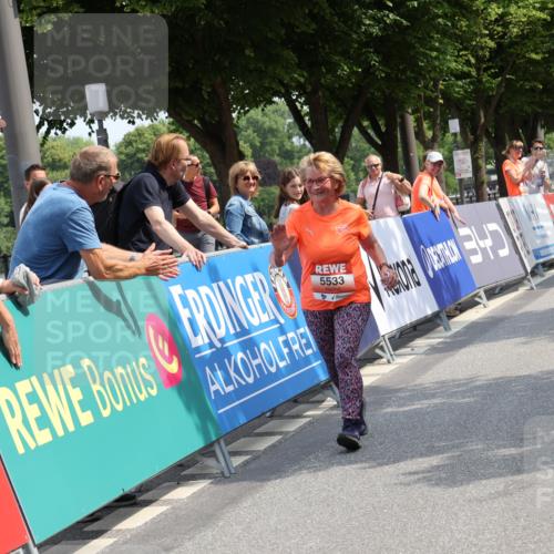15.06.2025 - REWE Women's Run Strokosch-Dieckow http://msf.ph/oto/7940069 15.06.2025 11:16:38 Ziel 5533 meine-sportfotos.de