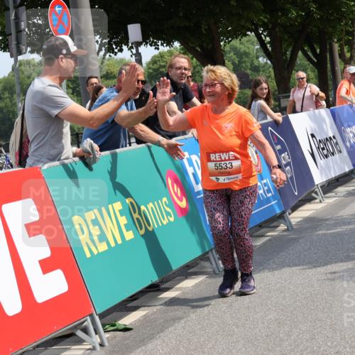 15.06.2025 - REWE Women's Run Strokosch-Dieckow http://msf.ph/oto/7940083 15.06.2025 11:16:39 Ziel 5533 meine-sportfotos.de