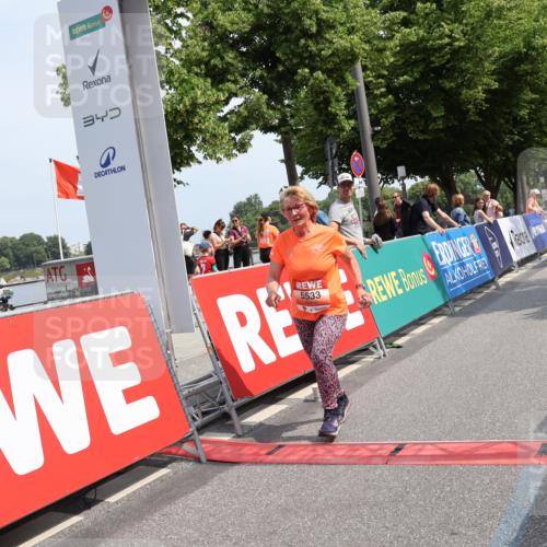 15.06.2025 - REWE Women's Run Strokosch-Dieckow http://msf.ph/oto/7940138 15.06.2025 11:16:41 Ziel 5533 meine-sportfotos.de