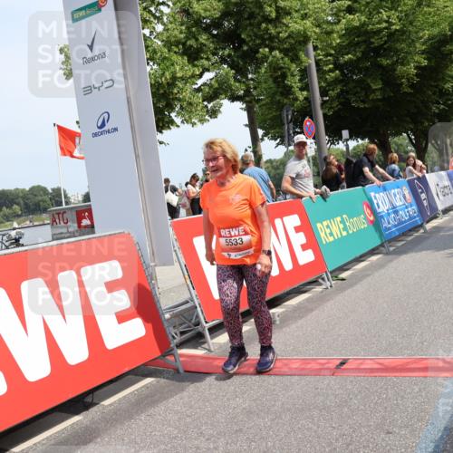 15.06.2025 - REWE Women's Run Strokosch-Dieckow http://msf.ph/oto/7940149 15.06.2025 11:16:41 Ziel 5533 meine-sportfotos.de
