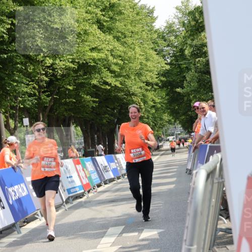 15.06.2025 - REWE Women's Run Strokosch-Dieckow http://msf.ph/oto/7940188 15.06.2025 11:17:09 Ziel 5240, 5508 meine-sportfotos.de