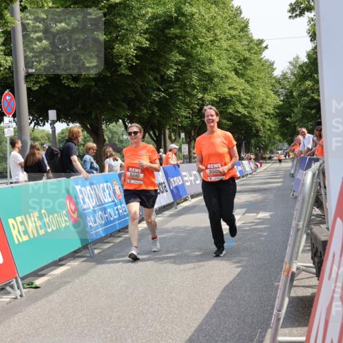 15.06.2025 - REWE Women's Run Strokosch-Dieckow http://msf.ph/oto/7940207 15.06.2025 11:17:11 Ziel 5240, 5508 meine-sportfotos.de