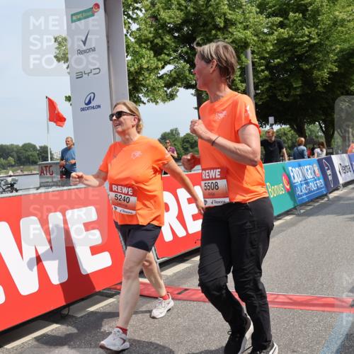 15.06.2025 - REWE Women's Run Strokosch-Dieckow http://msf.ph/oto/7940283 15.06.2025 11:17:14 Ziel 5240, 5508 meine-sportfotos.de
