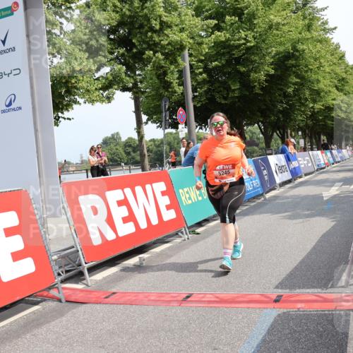 15.06.2025 - REWE Women's Run Strokosch-Dieckow http://msf.ph/oto/7940331 15.06.2025 11:17:45 Ziel 5245 meine-sportfotos.de