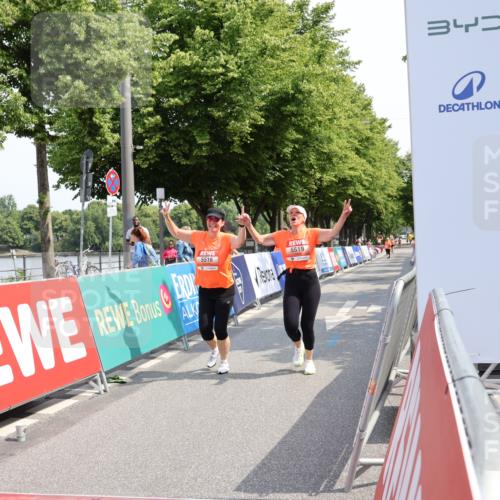 15.06.2025 - REWE Women's Run Strokosch-Dieckow http://msf.ph/oto/7940405 15.06.2025 11:18:56 Ziel 5516, 5519 meine-sportfotos.de