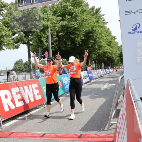 15.06.2025 - REWE Women's Run Strokosch-Dieckow http://msf.ph/oto/7940433 15.06.2025 11:18:57 Ziel 5516, 5519 meine-sportfotos.de