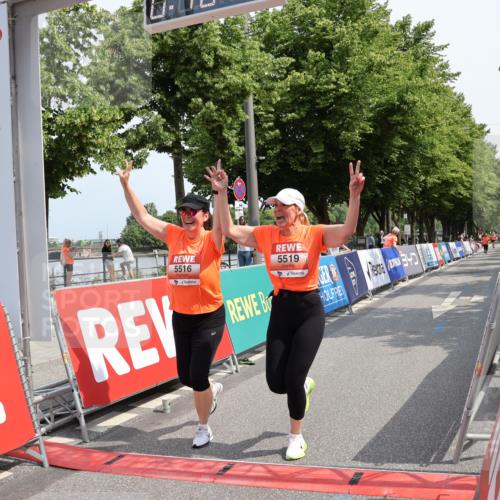 15.06.2025 - REWE Women's Run Strokosch-Dieckow http://msf.ph/oto/7940442 15.06.2025 11:18:57 Ziel 5516, 5519 meine-sportfotos.de