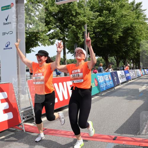 15.06.2025 - REWE Women's Run Strokosch-Dieckow http://msf.ph/oto/7940449 15.06.2025 11:18:57 Ziel 5516, 5519 meine-sportfotos.de