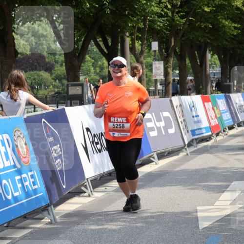 15.06.2025 - REWE Women's Run Strokosch-Dieckow http://msf.ph/oto/7940457 15.06.2025 11:19:16 Ziel 5258 meine-sportfotos.de