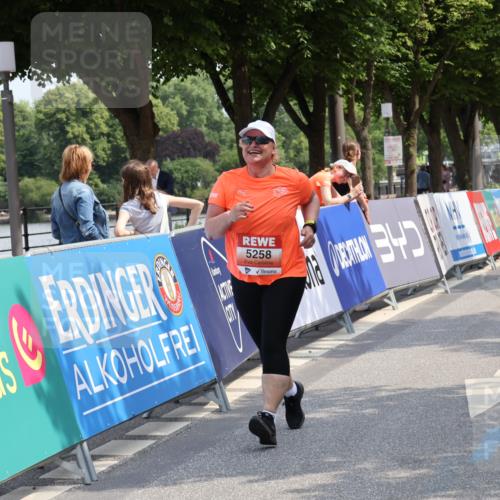 15.06.2025 - REWE Women's Run Strokosch-Dieckow http://msf.ph/oto/7940468 15.06.2025 11:19:17 Ziel 5258 meine-sportfotos.de
