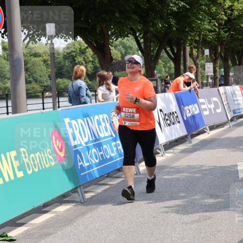 15.06.2025 - REWE Women's Run Strokosch-Dieckow http://msf.ph/oto/7940484 15.06.2025 11:19:18 Ziel 5258 meine-sportfotos.de